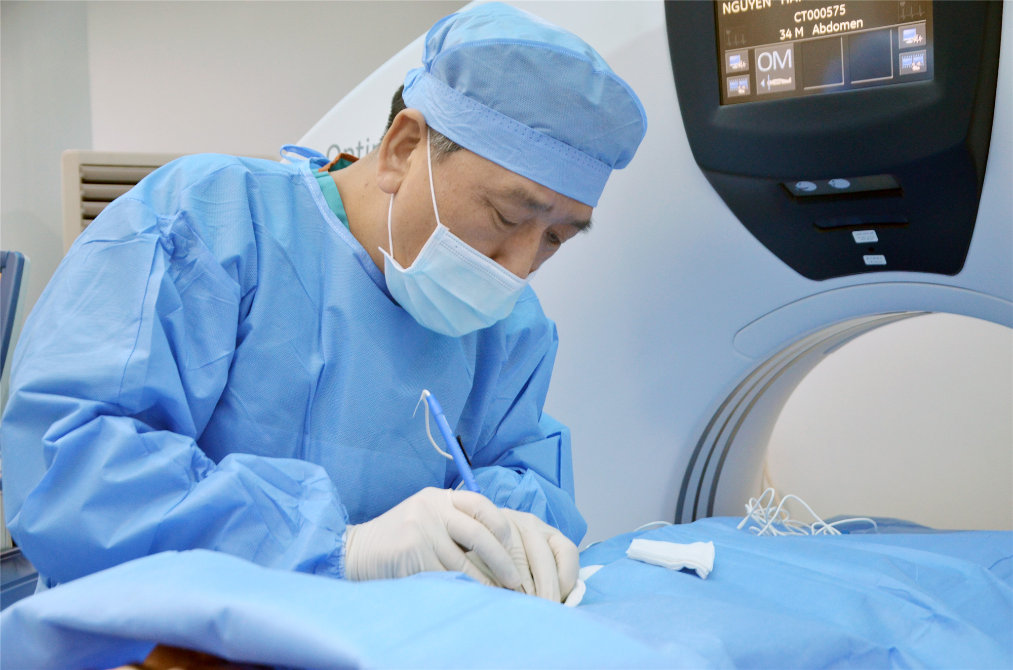 这一脚，为国足保留出线希望；这一针，为患者托起生命曙光